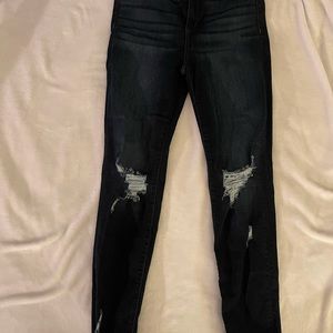 28 inch inseam, dark wash, skinny jeans. Never worn, smoke/pet free home.